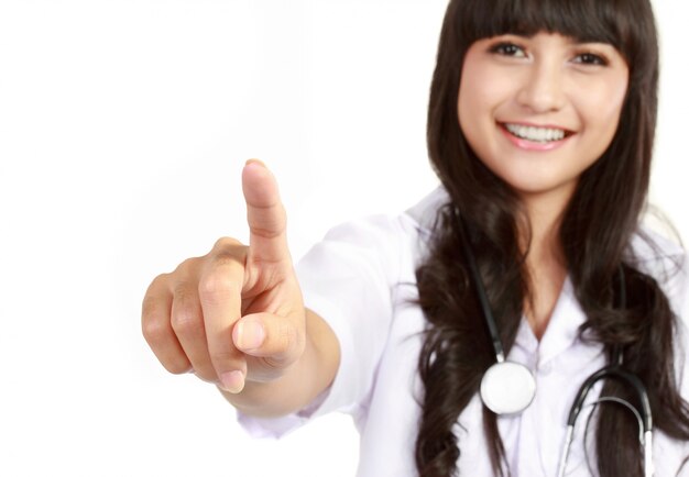 Joven médico tocando la pantalla