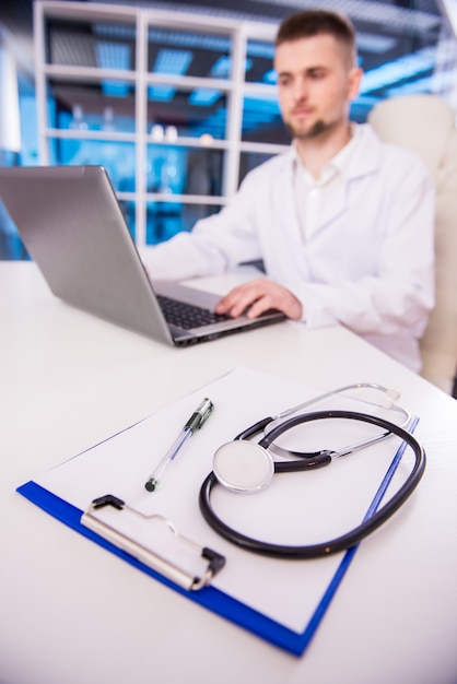 Foto joven médico está trabajando en su oficina.