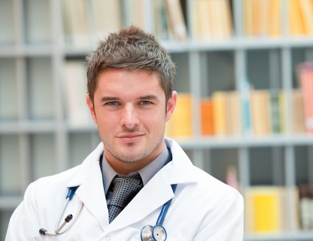 Joven médico en el trabajo en el hospital