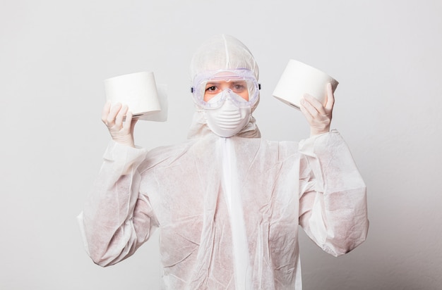 Foto joven médico en traje de protección y gafas con máscara con papel higiénico