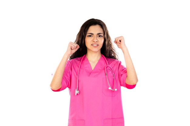 Joven médico con uniforme rosa aislado en una pared blanca