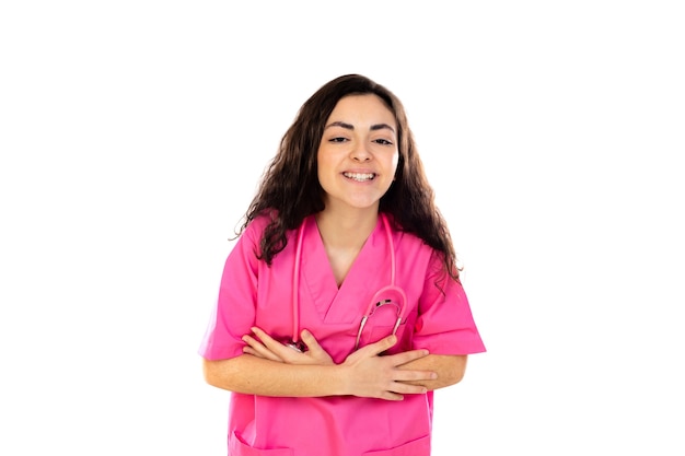 Joven médico con uniforme rosa aislado en una pared blanca