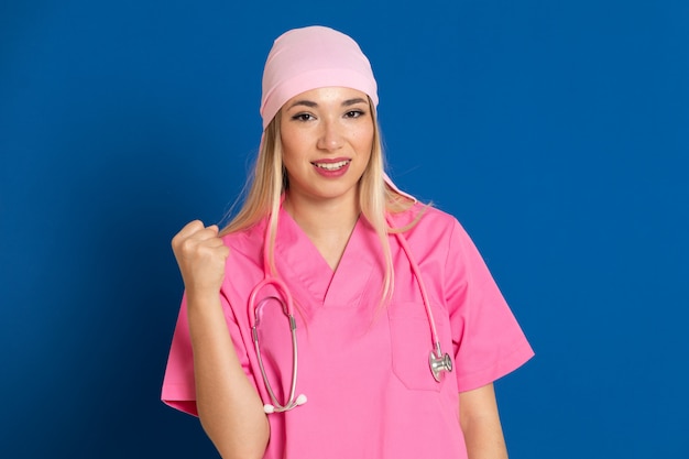 Joven médico con un uniforme rosa y una bufanda