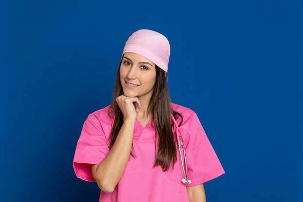 Joven médico con un uniforme rosa