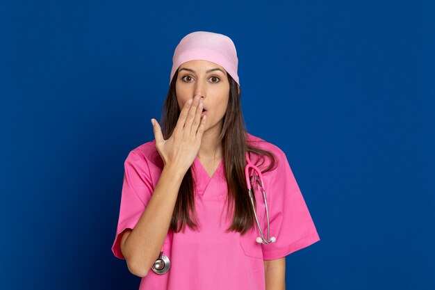 Joven médico con un uniforme rosa