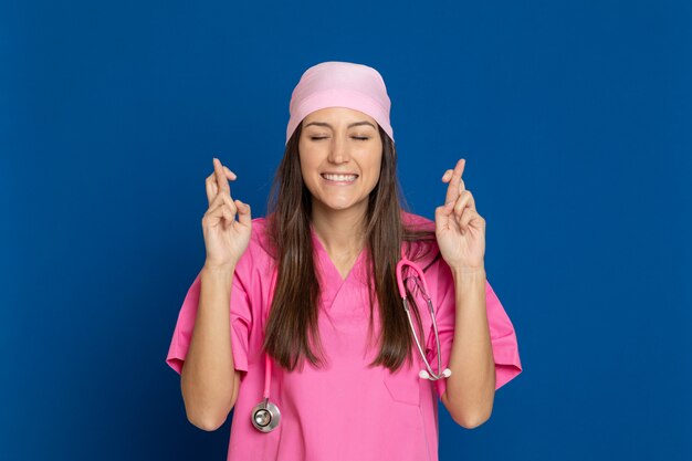 Joven médico con un uniforme rosa