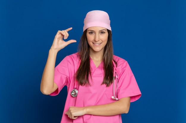 Foto joven médico con un uniforme rosa