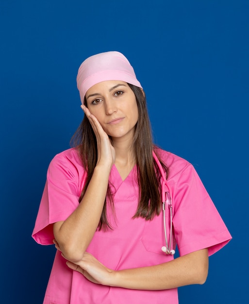 Joven médico con un uniforme rosa