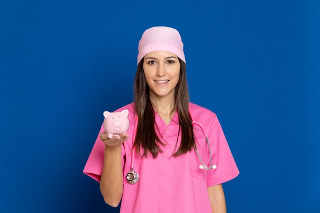 Joven médico con un uniforme rosa