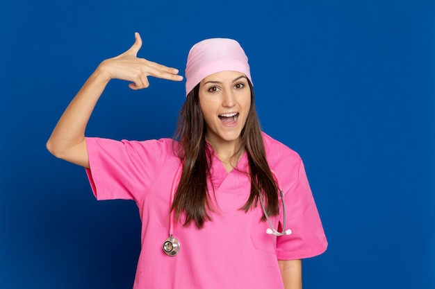 Foto joven médico con un uniforme rosa