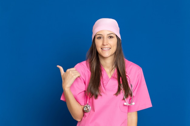 Joven médico con un uniforme rosa