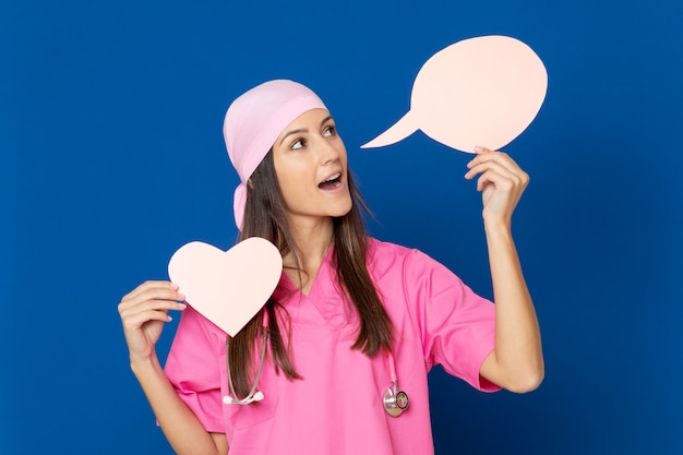 Joven médico con un uniforme rosa