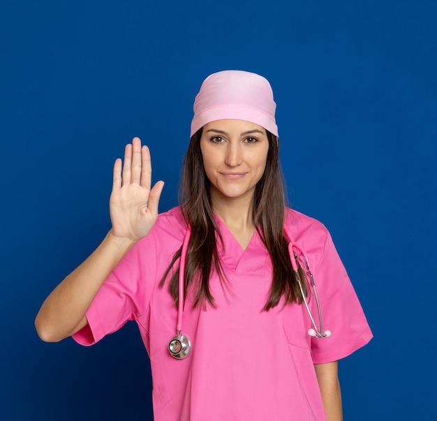 Joven médico con un uniforme rosa