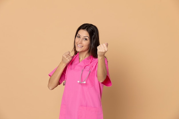 Joven médico vistiendo uniforme rosa