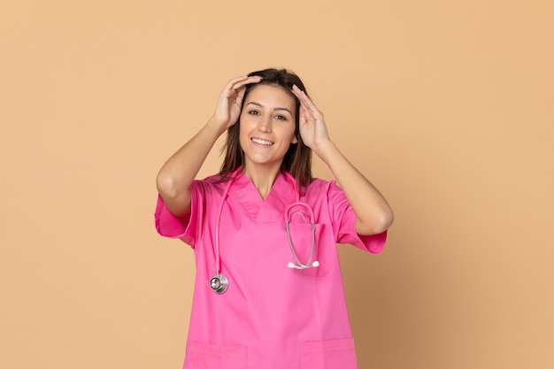 Joven médico vistiendo uniforme rosa