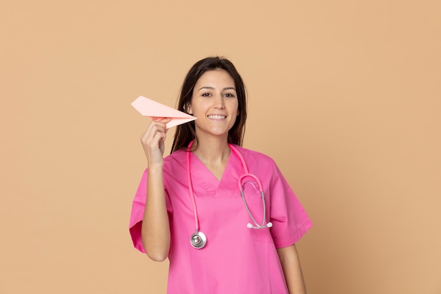 Joven médico vistiendo uniforme rosa