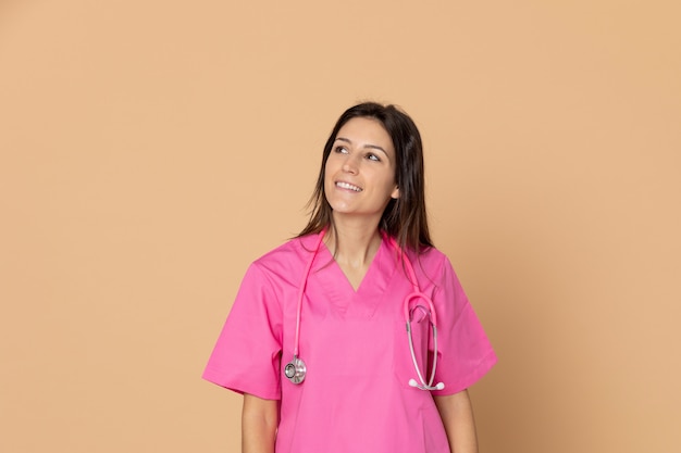 Joven médico vistiendo uniforme rosa