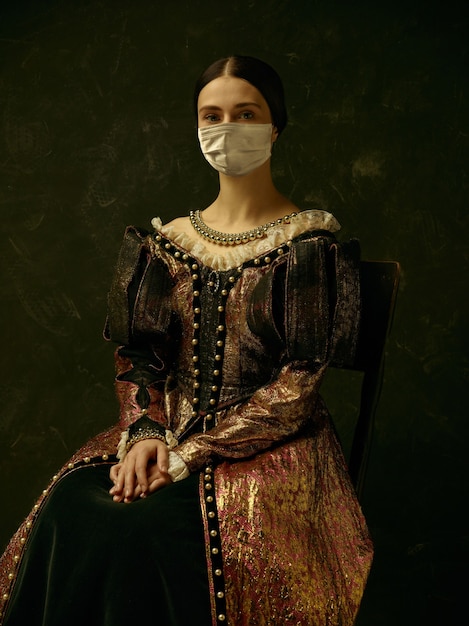 Joven medieval como duquesa con máscara protectora contra la propagación del coronavirus