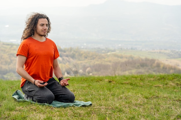 Joven meditando yoga en la montaña Relax y calma