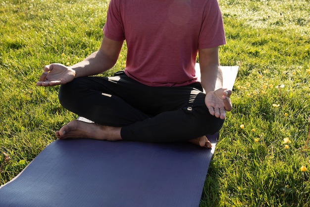 Foto joven, meditar, aire libre, en, estera de yoga