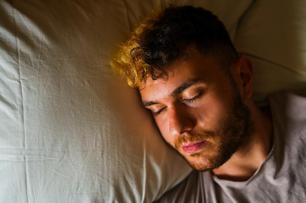 joven, mentira en cama, sueño
