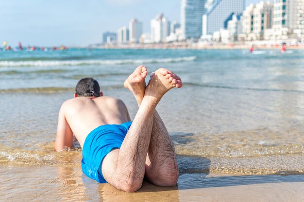 joven, mentira en la playa