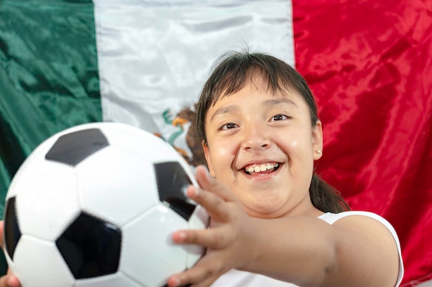 Joven mexicana con bandera mexicana