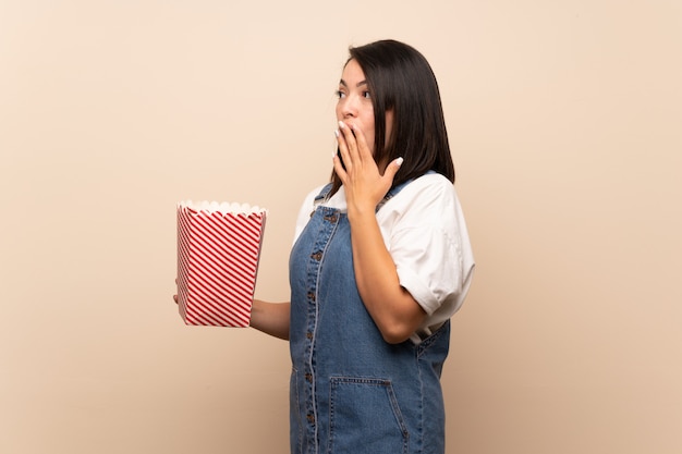 Joven mexicana con un tazón de palomitas de maíz