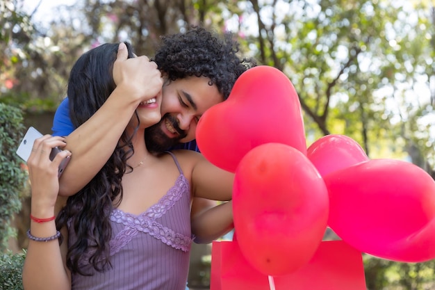 Joven mexicano sorprende a su novia en el parque tapándole los ojos en San Valentín