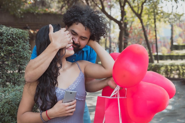 Joven mexicano sorprende a su novia en el parque tapándole los ojos en San Valentín