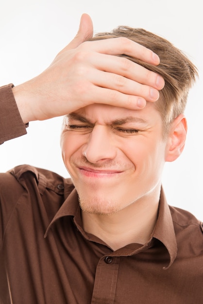 Foto joven con migraña tocando su cabeza