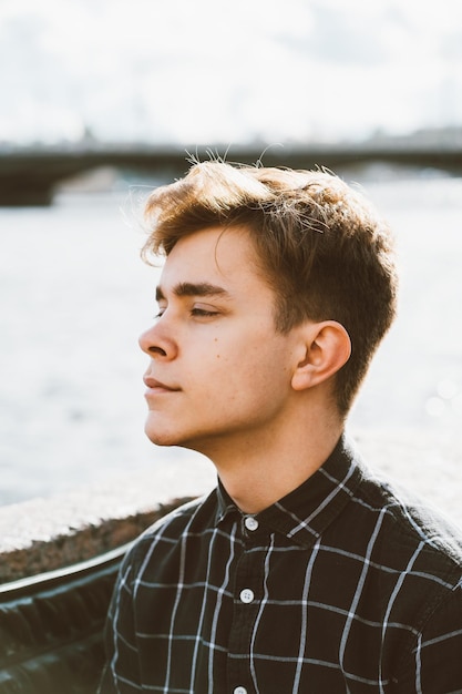 Joven mirando hacia el mar y el cielo