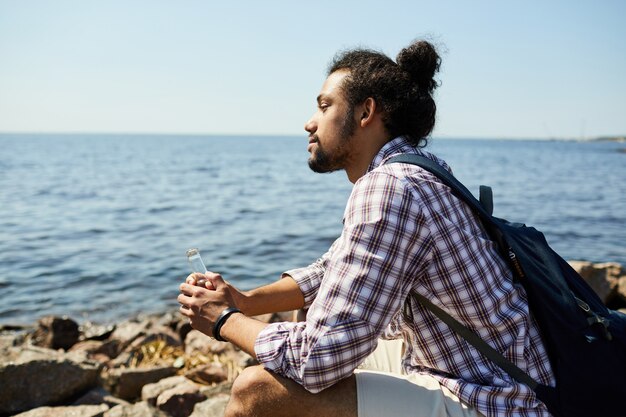 Joven mirando el mar