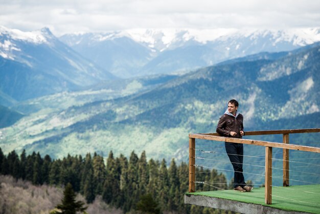 Joven mirando las montañas