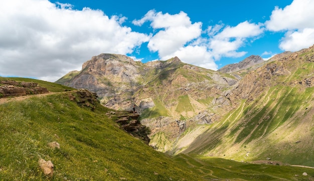 Un joven mirando el paisaje en el Rincón del Verde y la Cascada Salto de Tendenera en el Valle de Ripera Pirineos