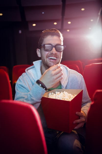 Joven mirando una película 3d