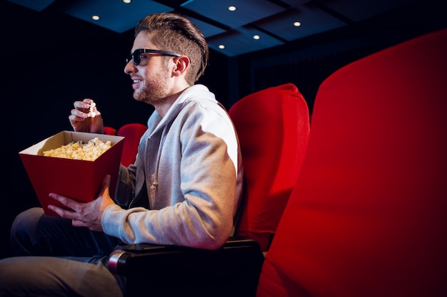 Joven mirando una película 3d