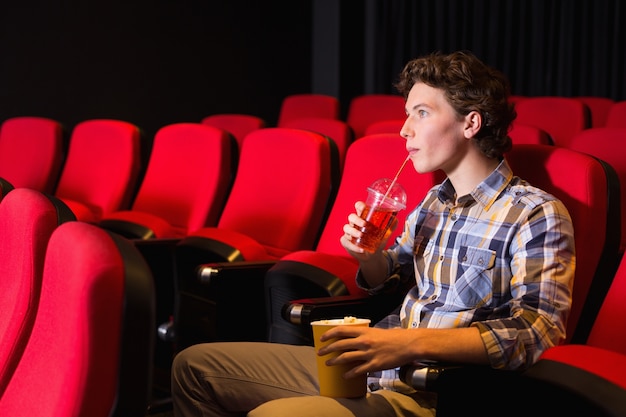 Joven mirando una película