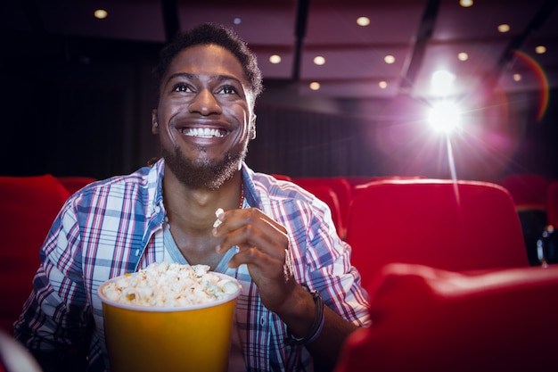 Joven mirando una película