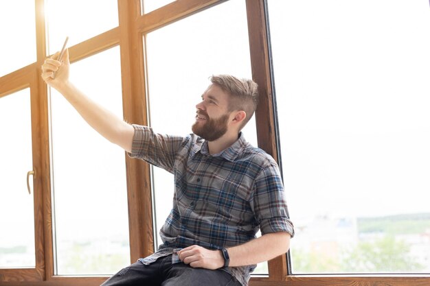 Foto joven mirando por la ventana