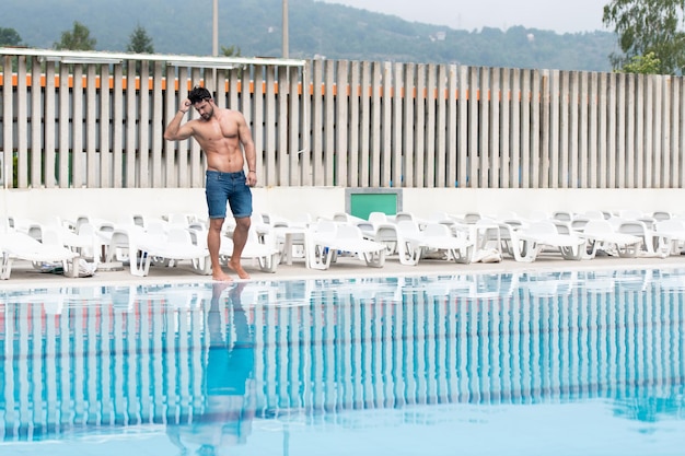 joven, mirar, macho, hombre, en, piscina al aire libre