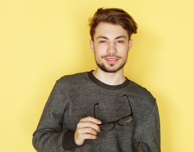 Joven de moda con gafas