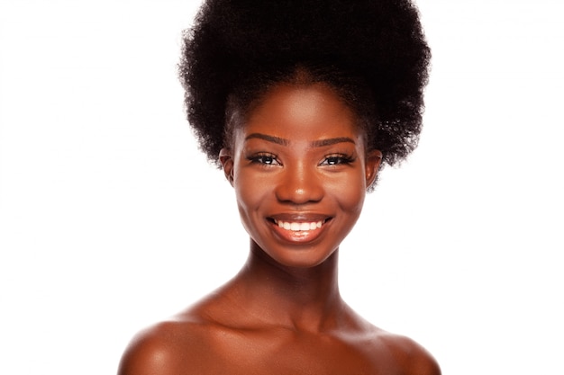 Joven modelo de belleza afroamericana con sonrisa feliz