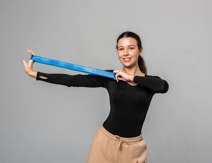 Foto joven modelo de fitness está trabajando con bandas de resistencia