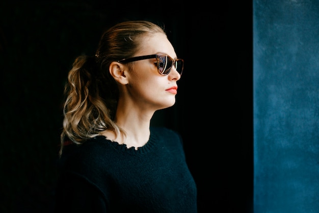 Joven modelo con gafas de sol