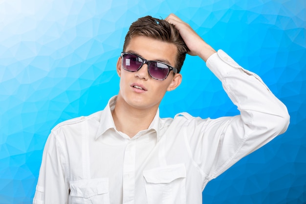 Joven modelo con gafas de sol