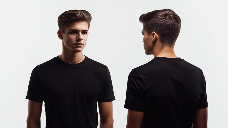 Joven modelo mostrando una camiseta negra desde la vista delantera y trasera en un entorno de estudio minimalista