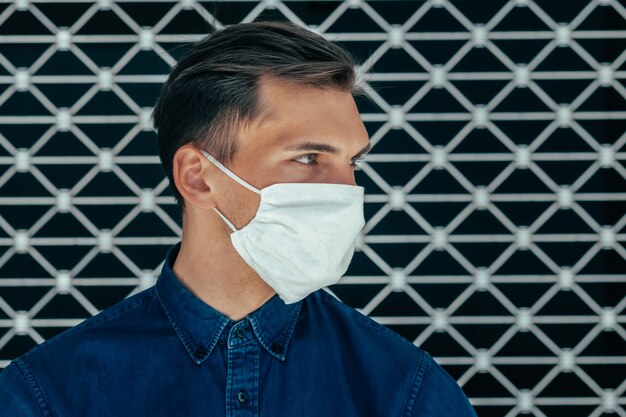 Foto un joven moderno con una máscara protectora.