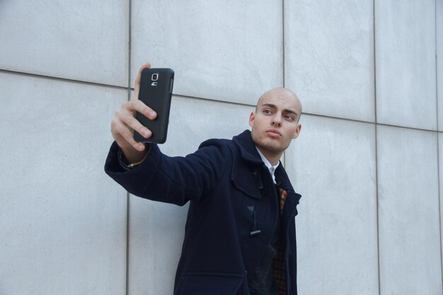 Joven moderno tomando un selfie