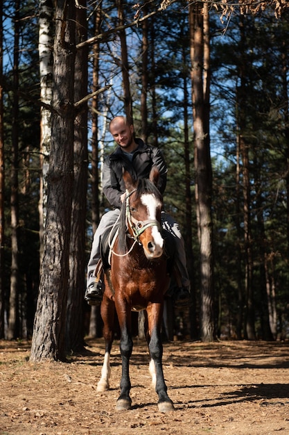 Joven monta un caballo